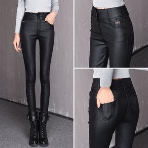 如何把皮裤穿出优雅可人的感觉？