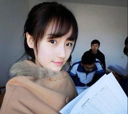 同桌颜值超高是一种怎样的体验?过来人:心甘情愿向美貌低头,你怎么看?