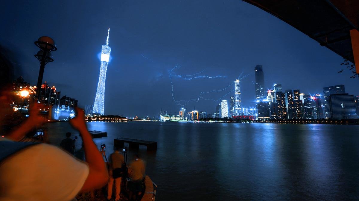雷电击中广州塔瞬间被拍，这样的场景有多震撼？