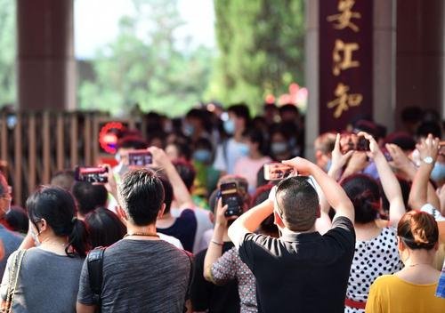 西安考场外紧张到没有灵魂的爸爸,从这位爸爸的神情中表现出了什么?