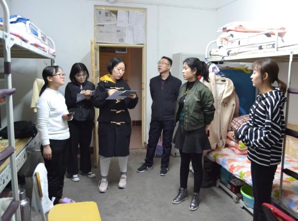 高校回应学生会干部嚣张查寝，称是去年的事，这种事是否该引起重视？