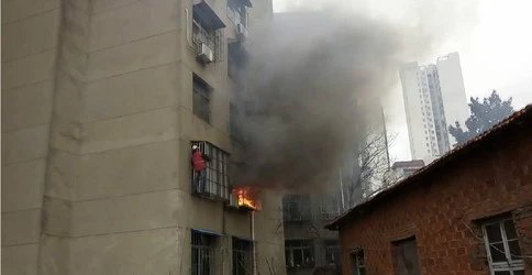 火场救人的武汉快递小哥被公司提拔,公司给其带来了怎样的鼓励?