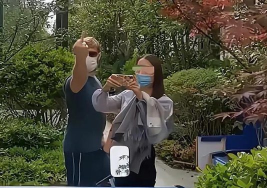 上海一外籍男子偷跑出管控区还竖中指，其行为有多恶劣？