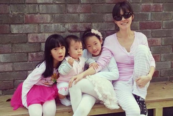 小s全家福曝光,为何这么多的拍照姿势他们家独爱竖大拇指?