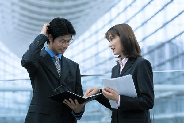 年轻人在职场该展露锋芒还是要懂得收敛?各有什么利弊?