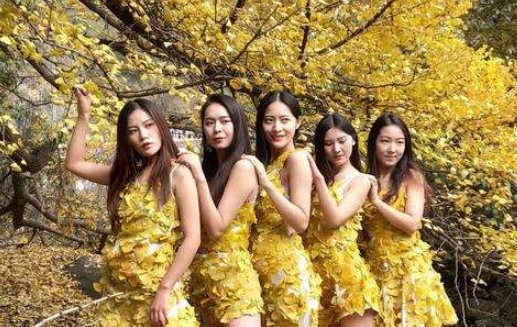 婆婆树叶做衣服给儿媳村头走秀,是真村民还是营销团队?