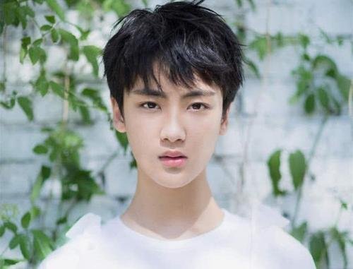 演员边程就未成年吸烟道歉,作为公众人物是否更该以身作则?