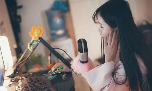 河南一位单亲爸爸打赏女主播被拉黑后跳河自杀,到底该不该关闭打赏功能?