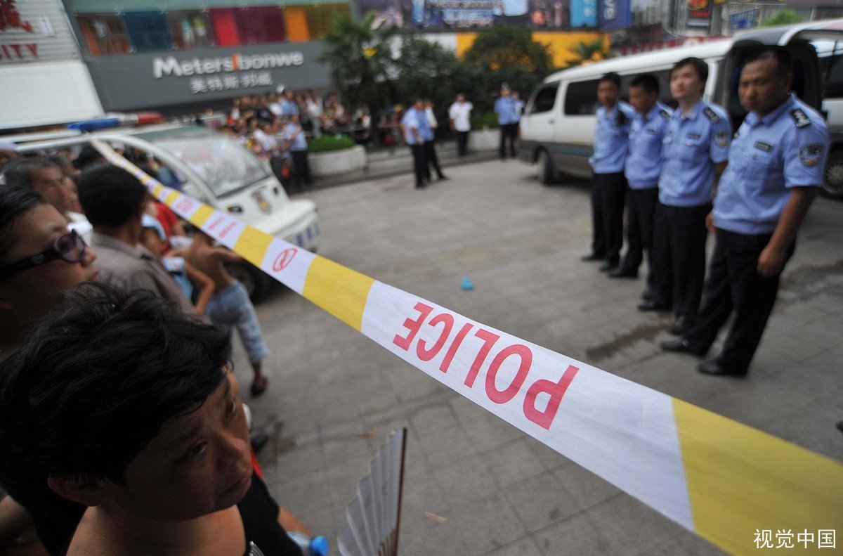 “倒在血泊中”河南一男子当街持刀刺杀前妻，他们之间有什么恩怨？