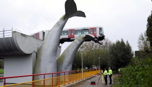荷兰轻轨冲出轨道，被鲸鱼雕像接住，现场情况如何？