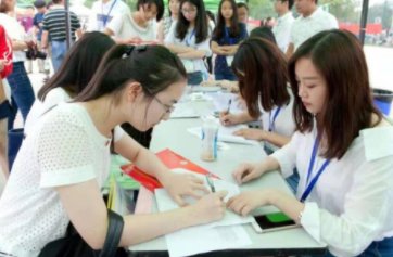 山东70后新生报到被误认为家长,你如何看待70后上大学?