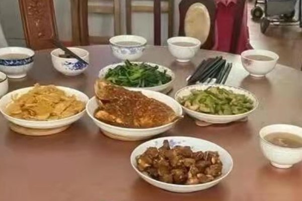 山东男子邀请女友到家里吃饭分桌引热议,如何看待男女分桌吃饭?