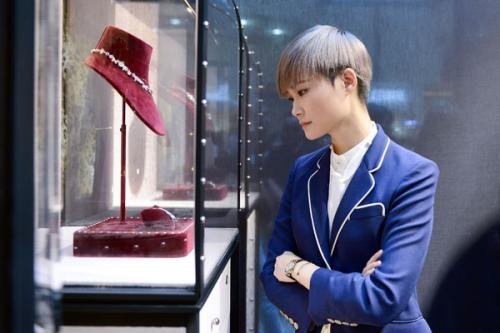 周笔畅和李宇春哪一个更好的驾驭了中性的发型?