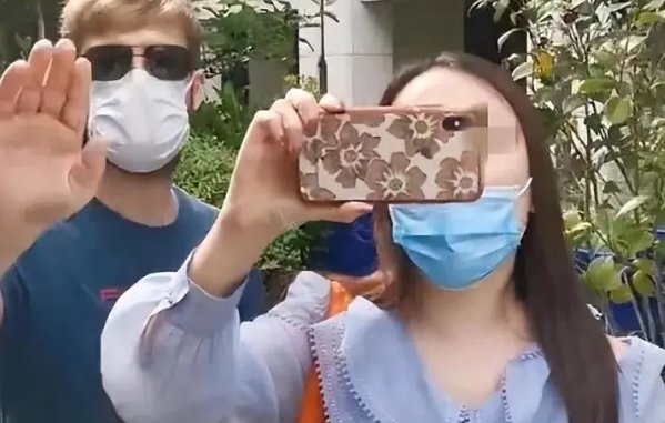 上海一外籍男子偷跑出管控区还竖中指,其行为有多恶劣?