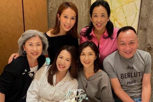 叶倩文在与港姐的聚会中大方展示白发,怎么做才能平和地接受变老?