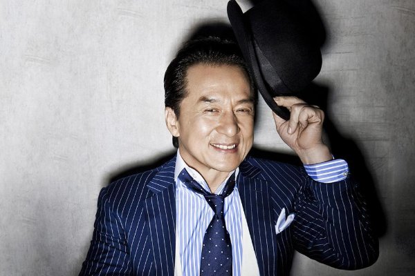 成龙宣传电影疑似腰伤复发,是什么让你坚持带病也要工作呢?