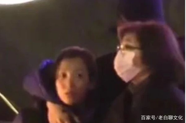 雷佳音回应搂抱美女:正常行为!异性朋友搂抱,真的正常吗?
