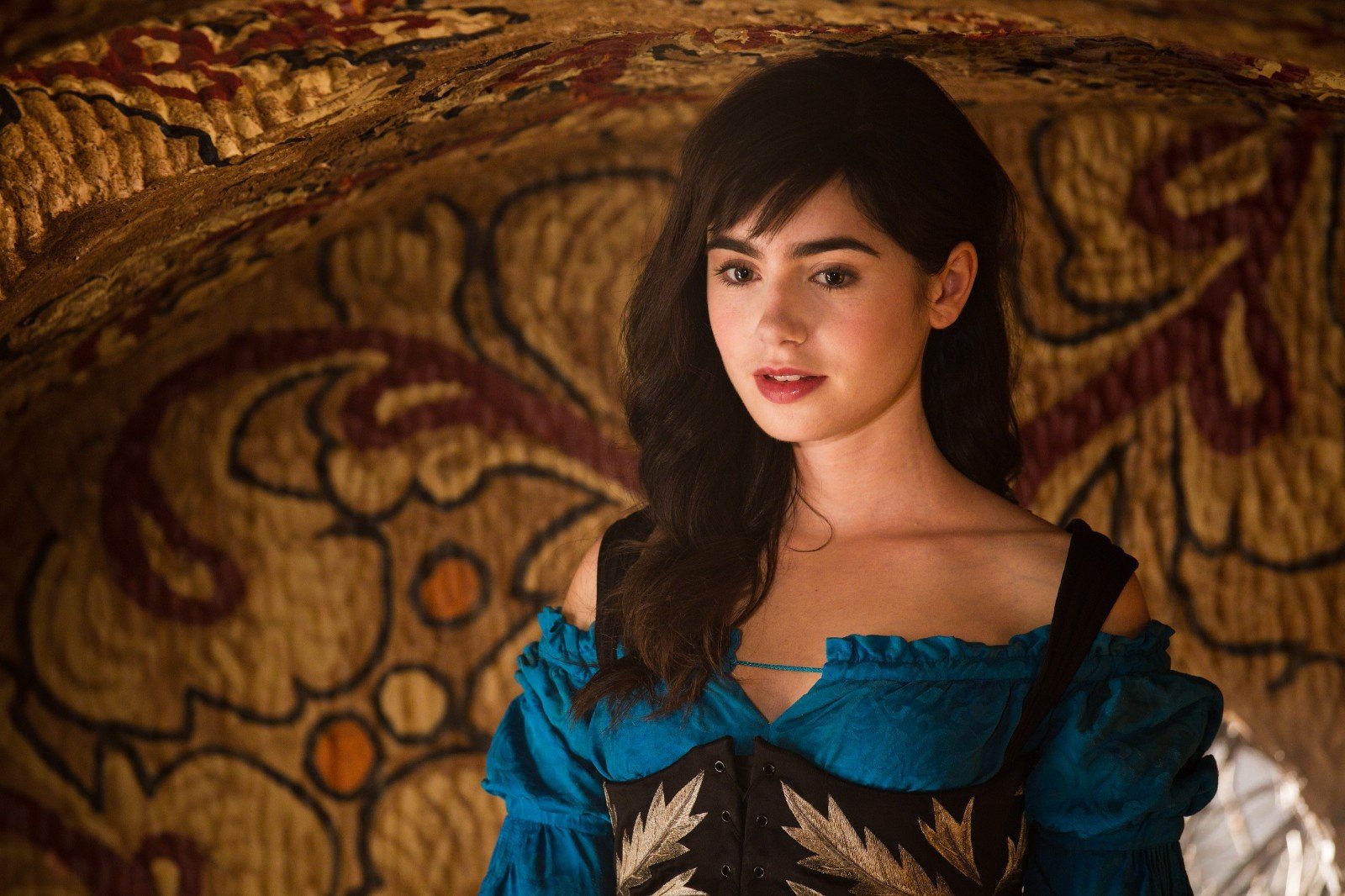 莉莉·柯林斯为什么被称为“小赫本”?