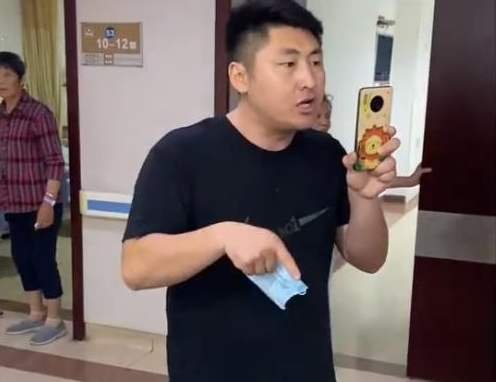 演员姜涛深夜大闹医院开直播,这是怎么回事?