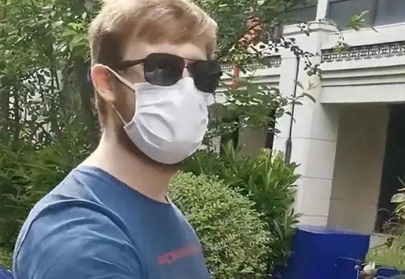 上海一外籍男子偷跑出管控区还竖中指,其行为有多恶劣?