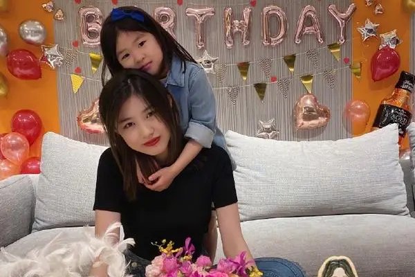 章子怡为15岁继女小苹果庆生,你觉得小苹果长的更像谁?