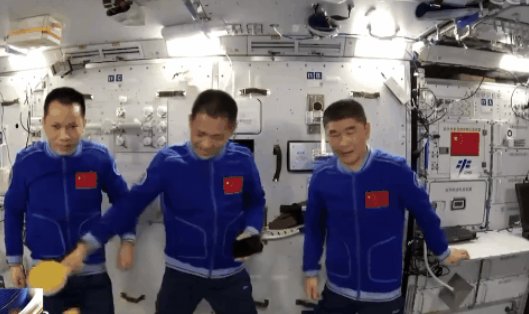 3名航天员在空间站打乒乓球?