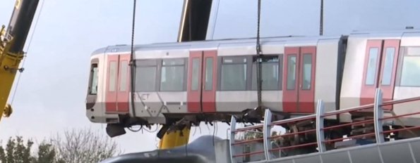 荷兰轻轨冲出轨道，被鲸鱼雕像接住，现场情况如何？