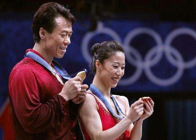 哪一对双人滑组合为中国代表团取得了第一枚花样滑冰金牌呢?