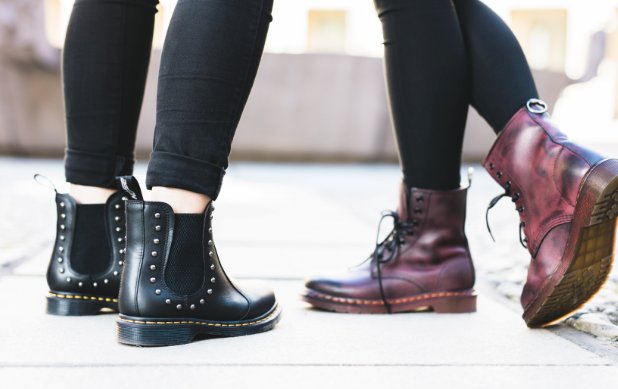 马丁靴和登山靴有什么区别= = 舒适度,实用度来讲