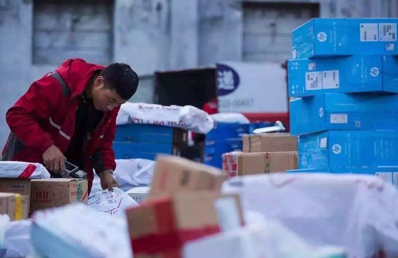 网购包裹损坏谁担责?官方对此有何解释?