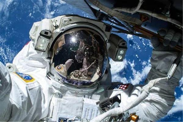 航天员尿液提纯后可变饮用水,他们在太空是如何上厕所的?