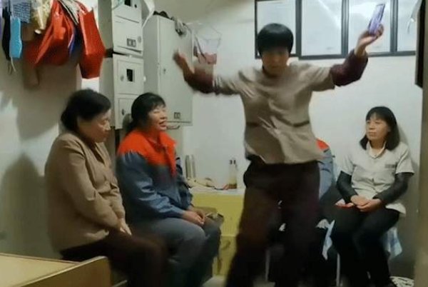 47岁保洁大姐自学跳霹雳舞，她为何喜欢跳舞？