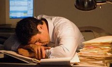 无理要求!深圳一公司要求加班不满30小时捐300,强制加班是否违法?