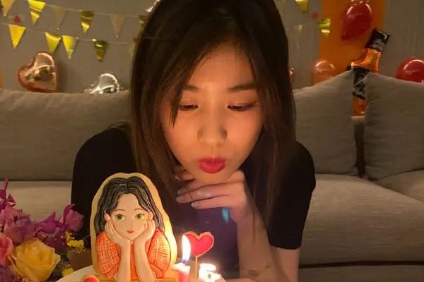 章子怡为15岁继女小苹果庆生,你觉得小苹果长的更像谁?