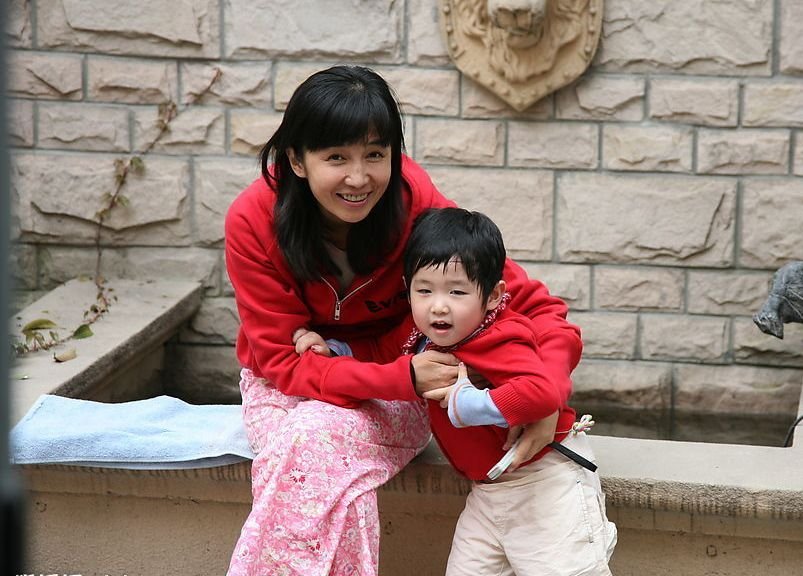 主持人和晶与老公在节目中结缘,36岁高龄生下女儿,如今怎样?