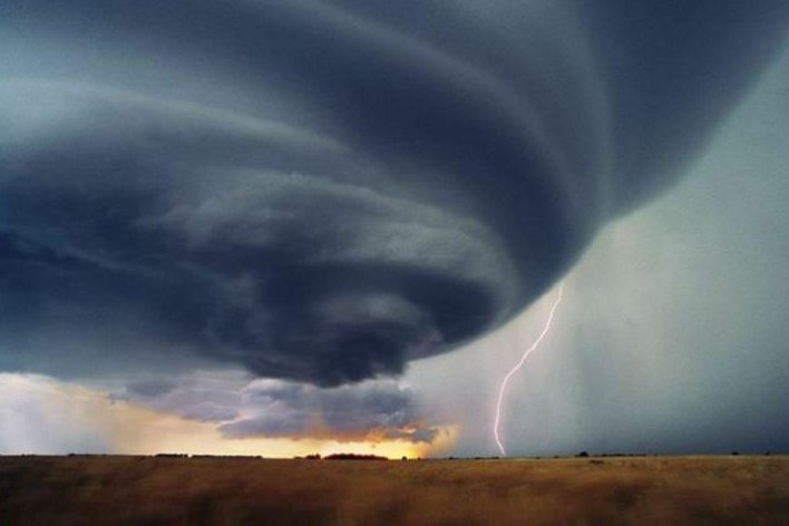 武汉遭遇9级龙卷风已致6死218伤,对当地的经济造成了多大的损失?