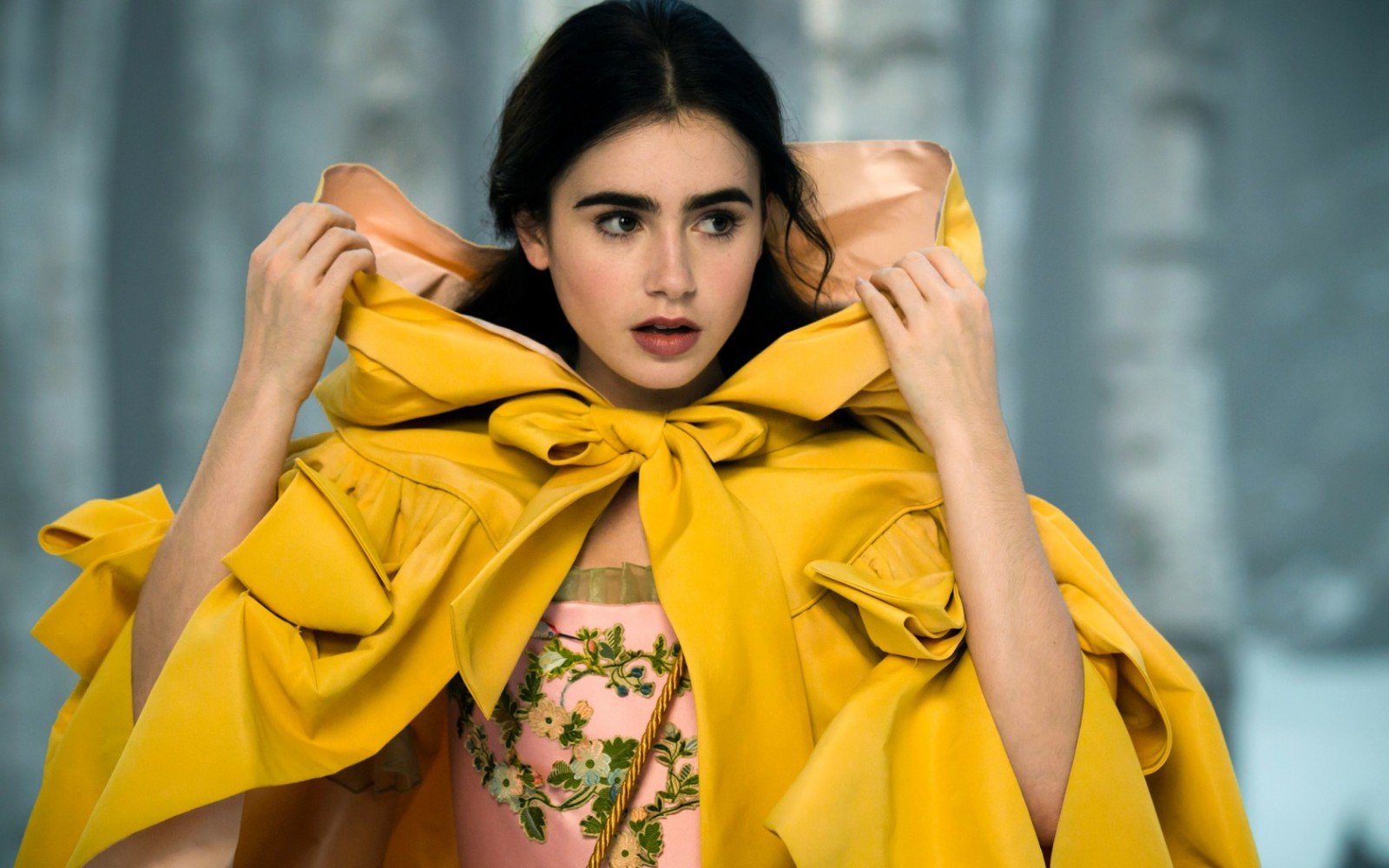 莉莉·柯林斯为什么被称为“小赫本”?