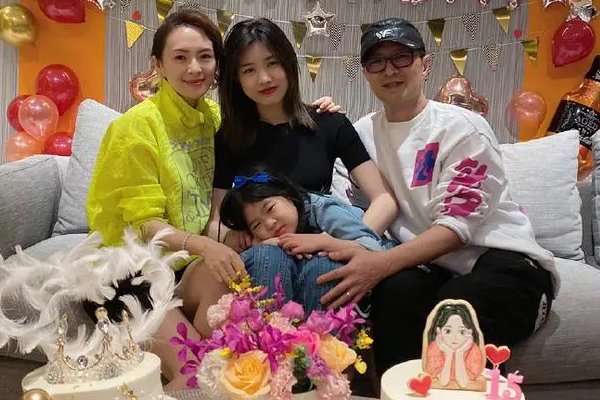 章子怡为15岁继女小苹果庆生,你觉得小苹果长的更像谁?