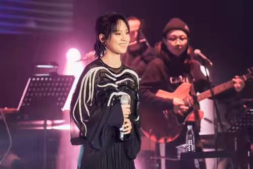 周笔畅和李宇春哪一个更好的驾驭了中性的发型?