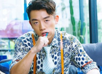 苗苗素颜陪郑恺打球，腹部隆起孕肚明显，为何还不忘帮老公拍帅照呢？