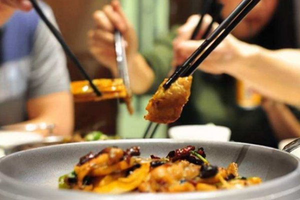 山东男子邀请女友到家里吃饭分桌引热议,如何看待男女分桌吃饭?