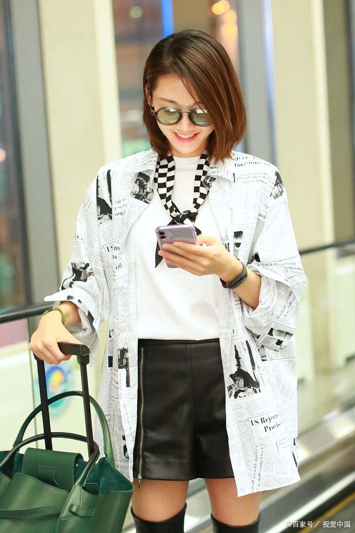 苗苗游泳四肢纤细不见孕肚，郑恺边录视频边调侃，你酸了吗？