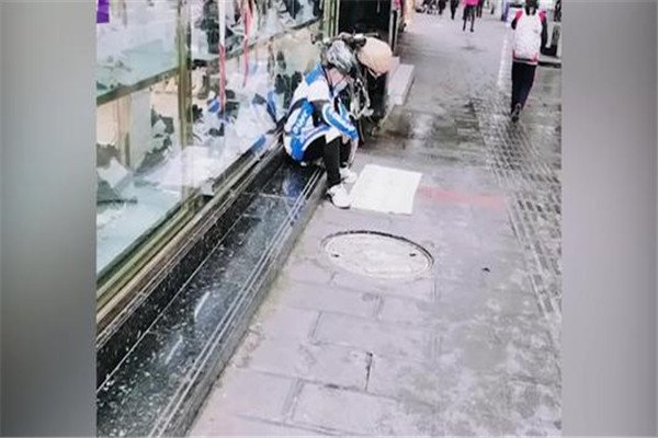 骑行男路边乞讨遭过路女子怒怼，他是骗子吗？