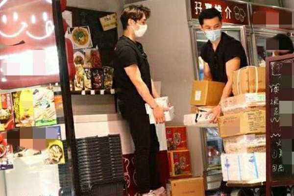 62岁汤镇业商演赔笑,儿子卖猪肉,一代港星为何沦落至此?