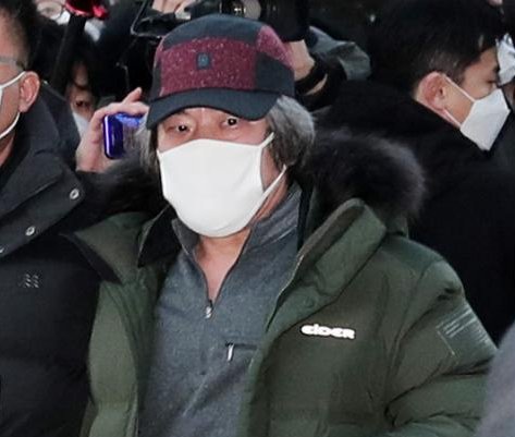 韩素媛案罪犯家门被闯，嫌犯持械重击其头部，他的伤情如何？