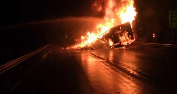 开车抽烟随手扔烟头，致自己的货车起火，现场情况如何？