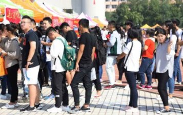 山东70后新生报到被误认为家长,你如何看待70后上大学?