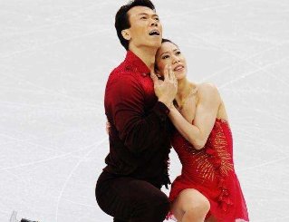 哪一对双人滑组合为中国代表团取得了第一枚花样滑冰金牌呢?