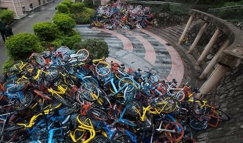 上万共享单车被弃荒野，共享单车该何去何从？
