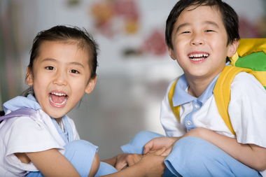 小学生躲在厕所吃方便面被老师捉到,你小时候也遇到过类似场景吗?